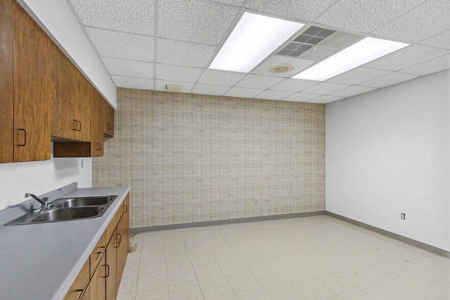 More Photos Of 115 E Conant St, Portage Office For Sale