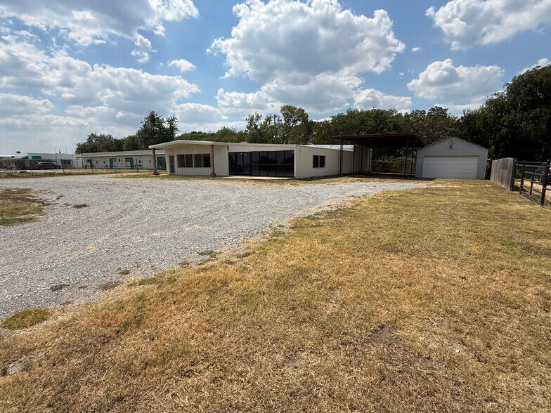 More Photos Of 4737 TX-91, Denison Showroom For Lease