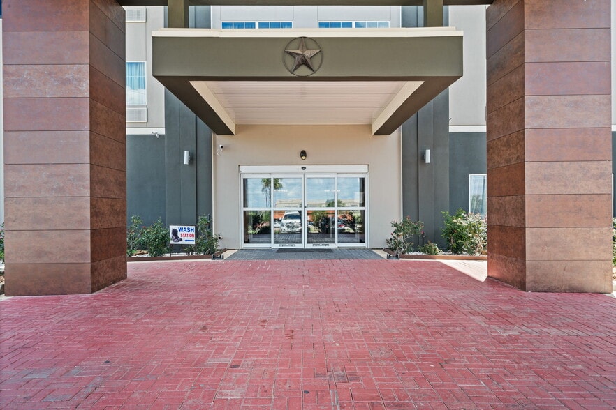 More Photos Of 110 Bmt Dr, Jourdanton Hotel For Sale