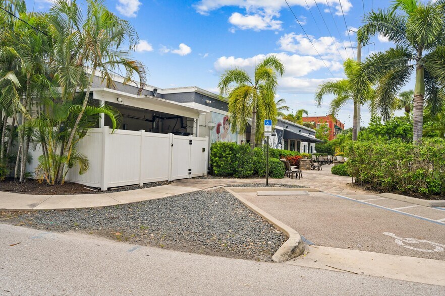 More Photos Of 514 NW Dixie Hwy, Stuart General Retail For Sale