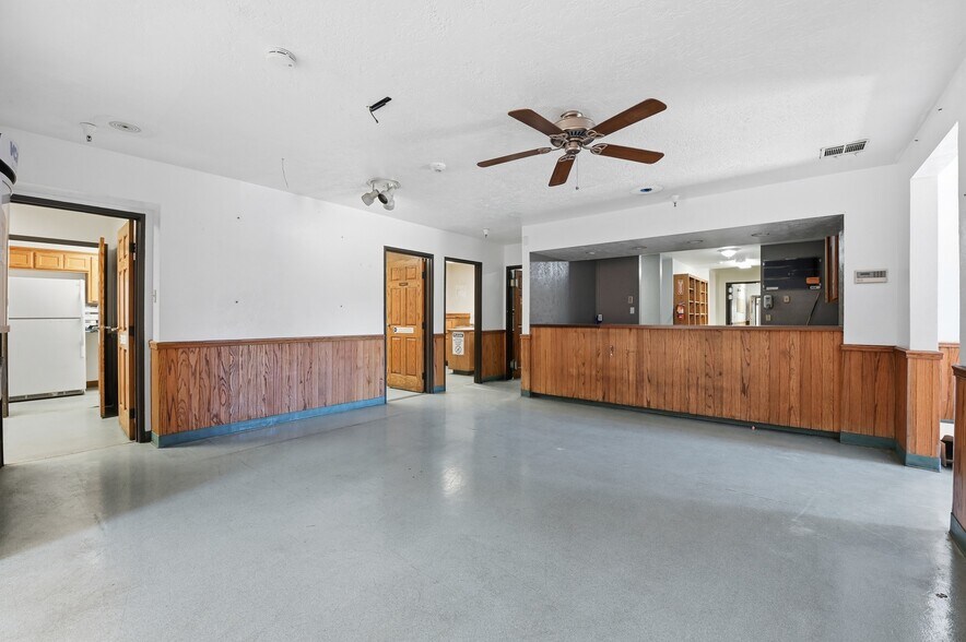 More Photos Of 42160 N Shore Dr, Big Bear City Veterinarian Kennel For Sale