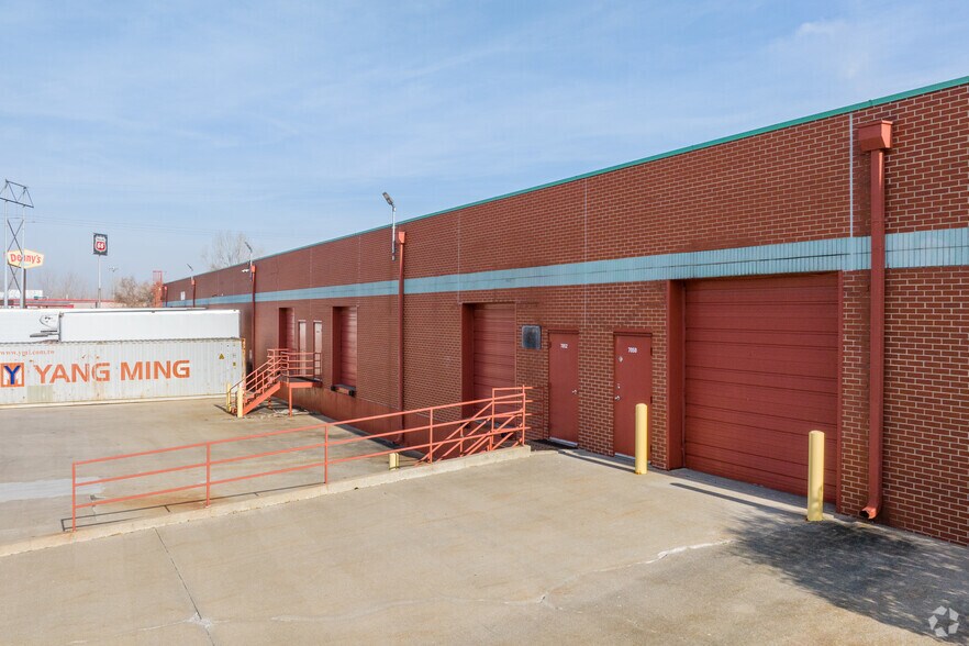 More Photos Of 7050-7098 Universal Ave, Kansas City Light Distribution For Lease
