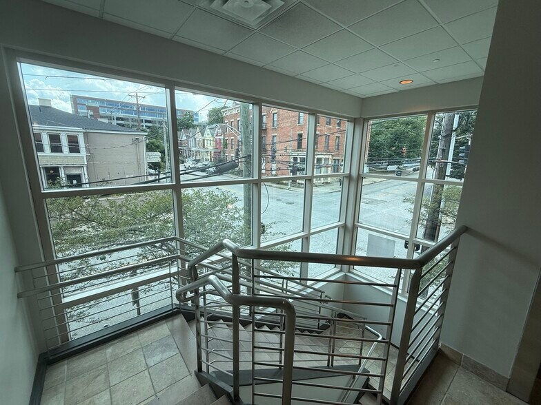 More Photos Of 260 E University Ave, Cincinnati Office For Sale
