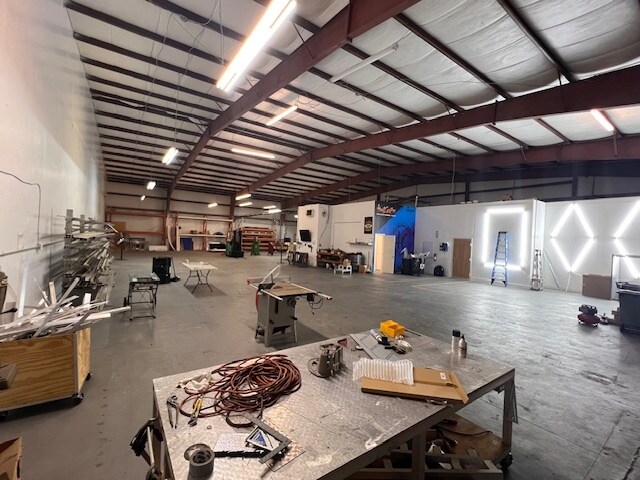 More Photos Of 4050-4060 Louis Ave, Holiday Warehouse For Lease