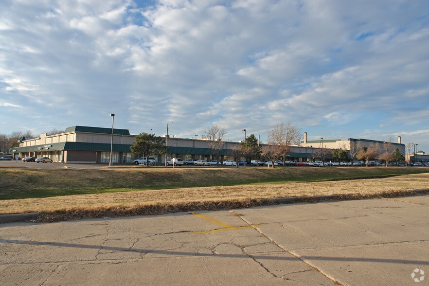 More Photos Of 910-980 S Oliver St, Wichita Storefront For Lease
