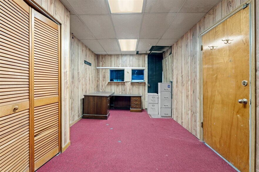 More Photos Of 7535 Williamson Rd, Roanoke Restaurant For Lease