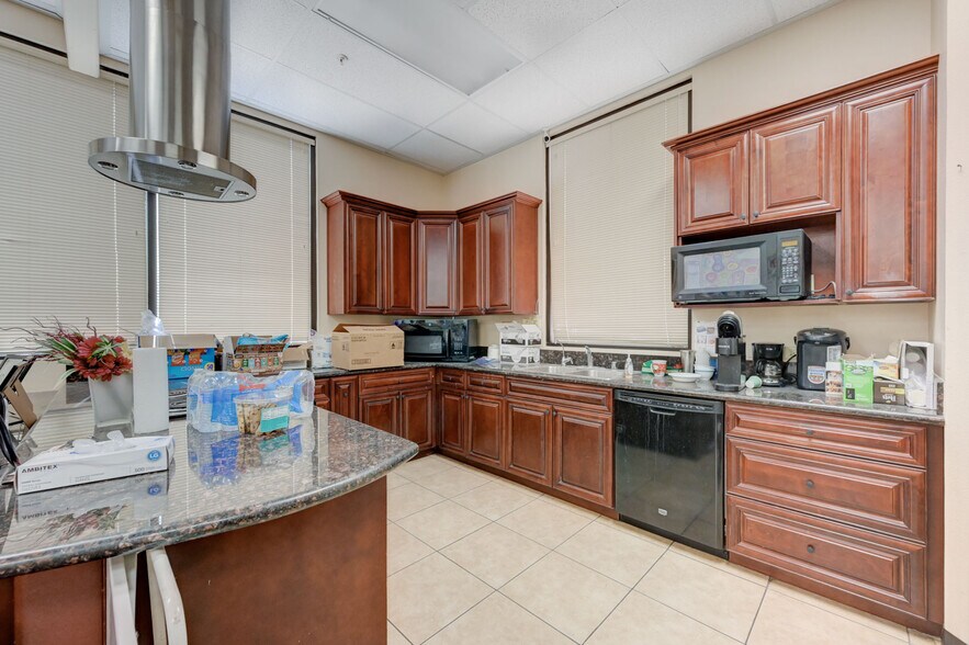 More Photos Of 6284 Spring Mountain Rd, Las Vegas Office For Sale