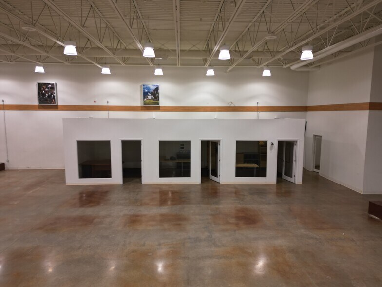 More Photos Of 2747 Chamberland St, Rockland Freestanding For Lease