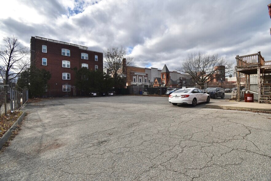 More Photos Of 982 Main St, Springfield Storefront For Sale