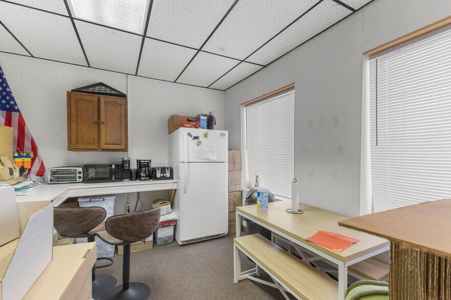 More Photos Of 30948-30960 Ford Rd, Garden City Storefront For Lease