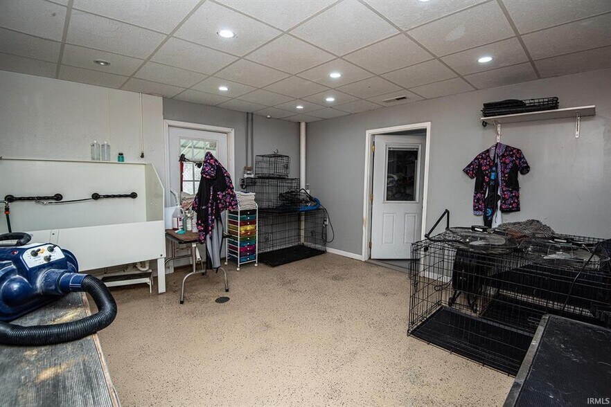 More Photos Of 433 S Hickory Corner Rd, Vincennes Veterinarian Kennel For Sale