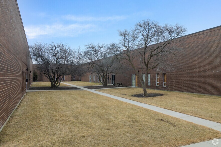 More Photos Of 3353-3411 N Ridge Ave, Arlington Heights Warehouse For Lease