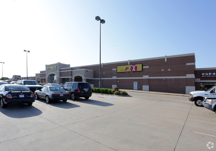 More Photos Of 533-605 W McDermott Dr, Allen General Retail For Lease