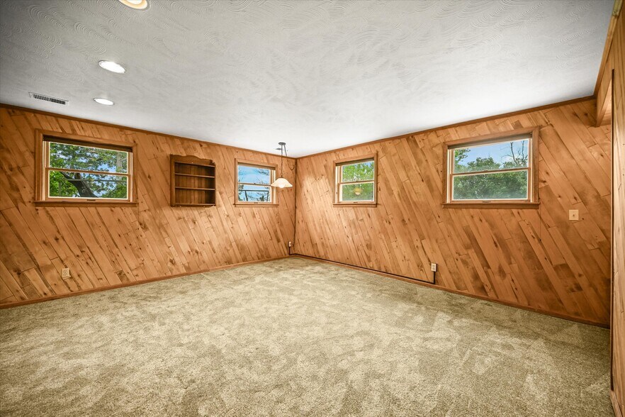 More Photos Of 1335 S Kio St, Watkins Veterinarian Kennel For Sale