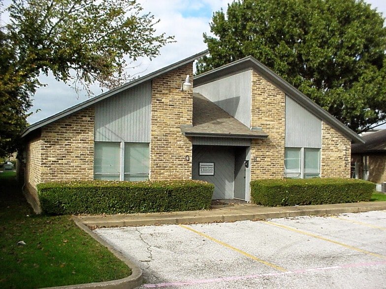 More Photos Of 2100 Roosevelt Dr, Arlington Office For Lease