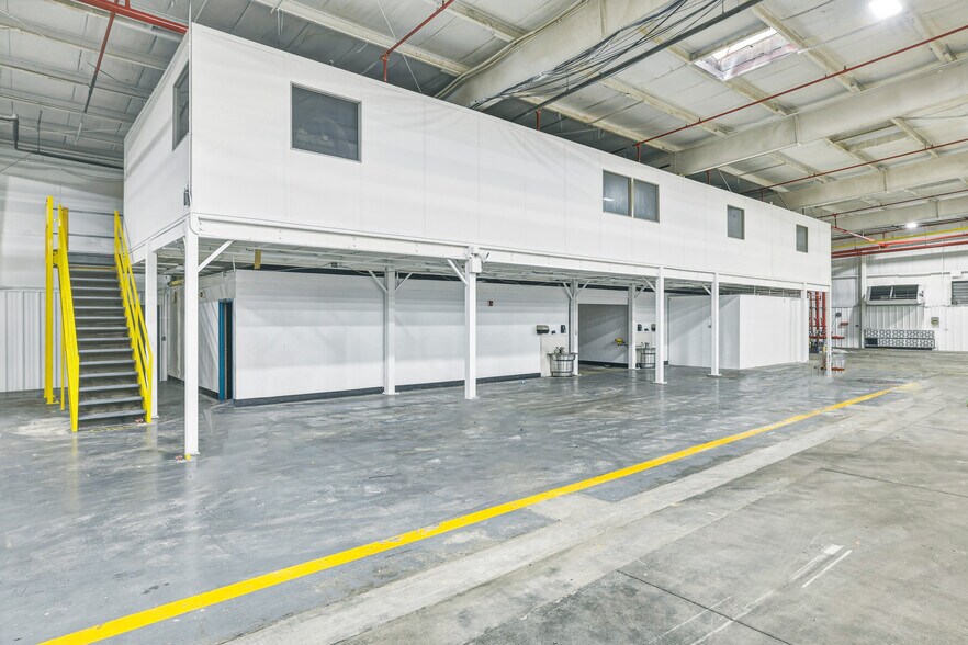 More Photos Of 300 E 39th St, Hastings Distribution For Lease