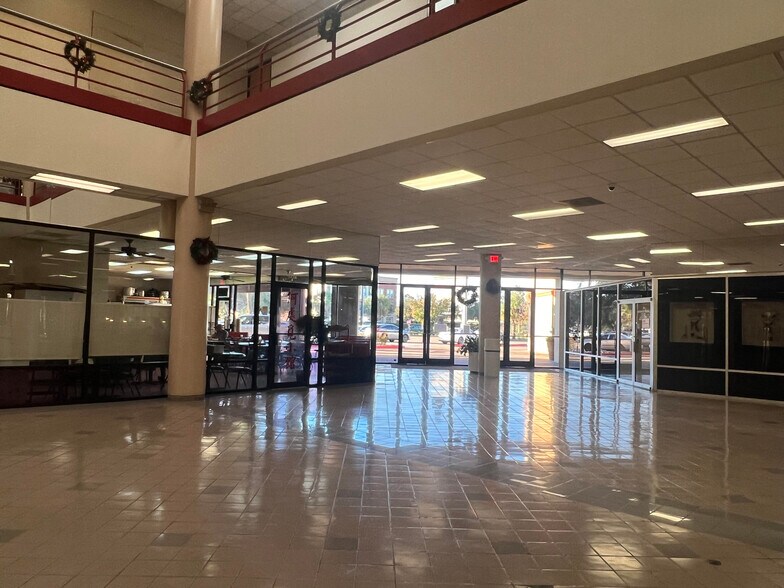 More Photos Of 9600 Bellaire Blvd, Houston Unknown For Lease