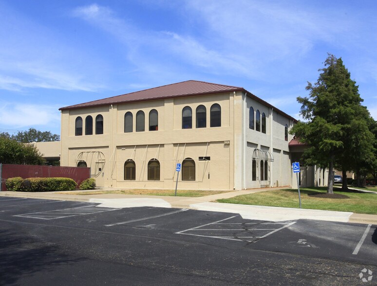 More Photos Of 12208 N MoPac Expy, Austin Bank For Lease