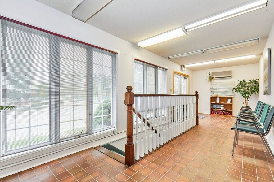 More Photos Of 215 Simcoe St N, Oshawa Office For Sale