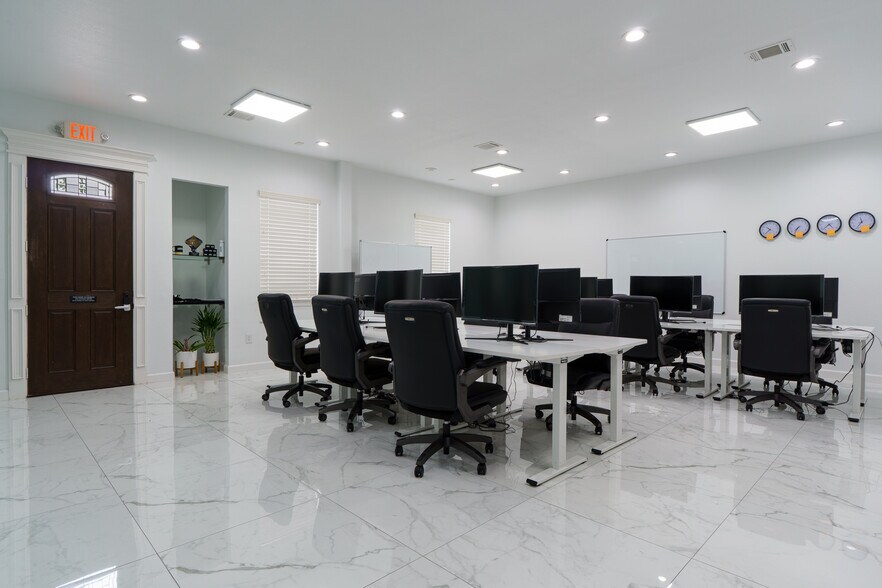 More Photos Of 12250 Queenston Blvd, Houston Office For Sale