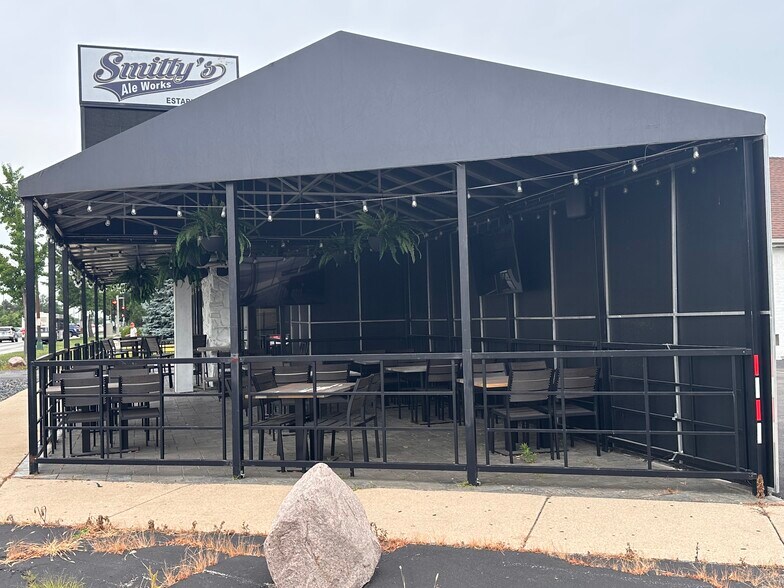 Primary Photo Of 6764 W Forest Preserve Dr, Harwood Heights Restaurant For Lease