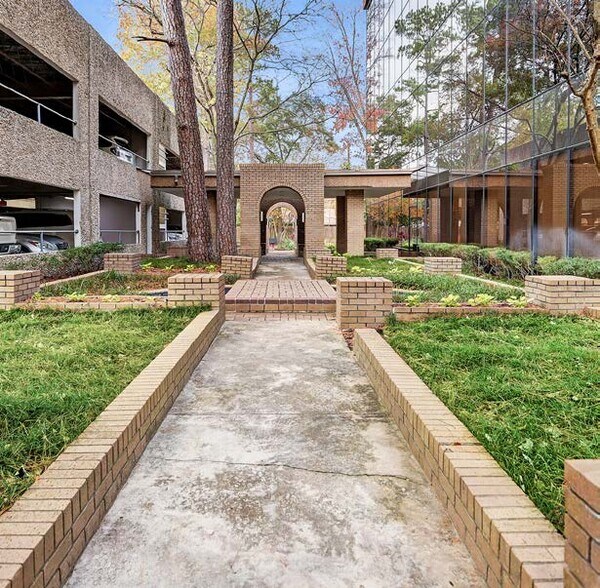 More Photos Of 2180 North Loop W, Houston Unknown For Lease