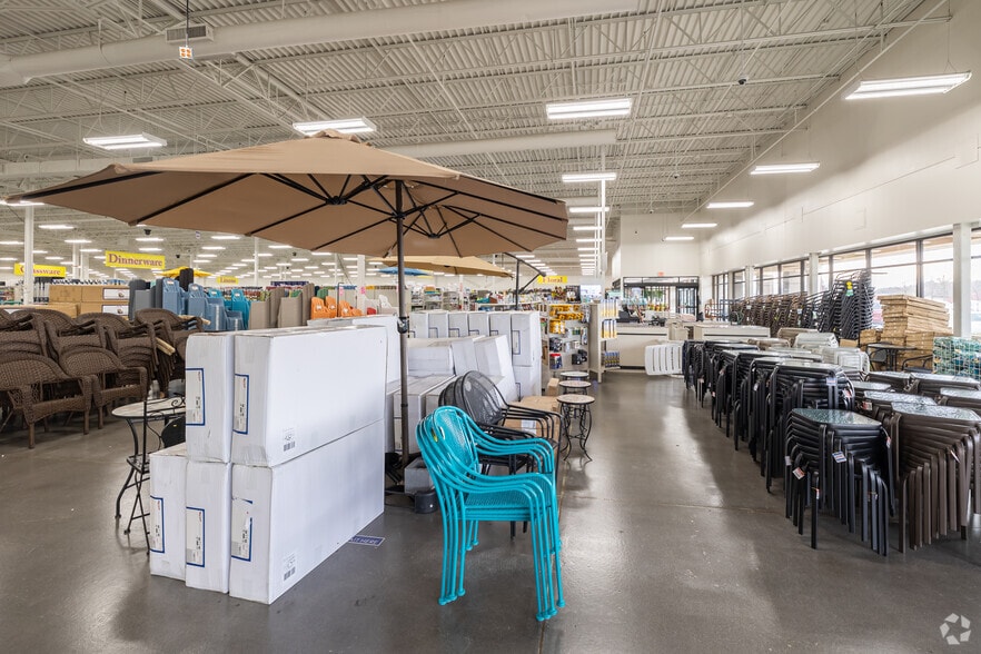 More Photos Of 109-297 N Seven Oaks Dr, Knoxville Freestanding For Lease