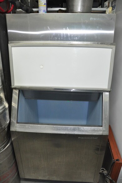 More Photos Of 5909 71st Ave, Ridgewood Restaurant For Lease