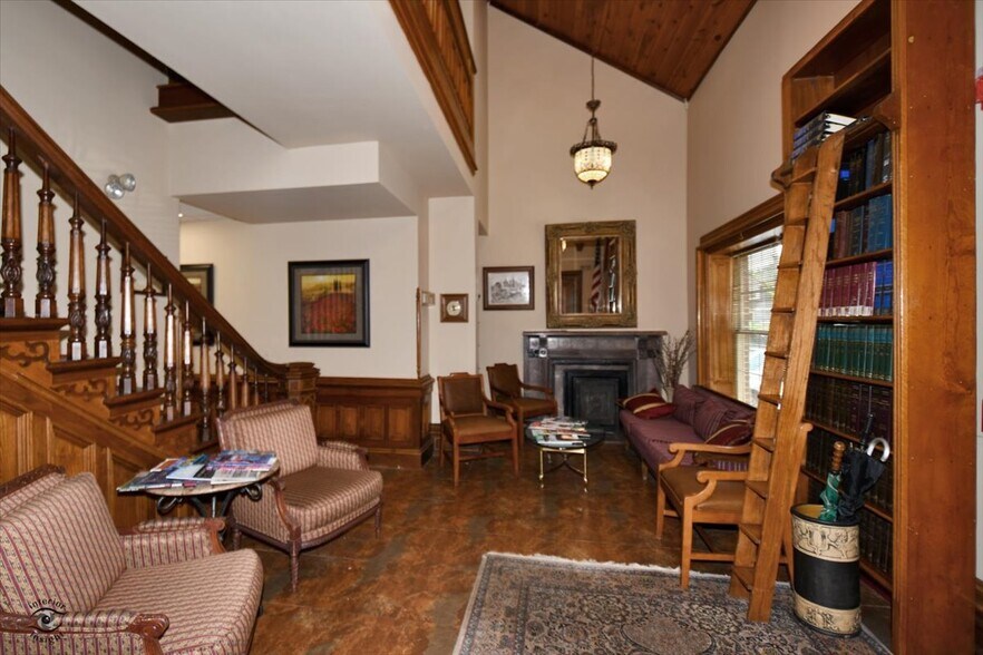 More Photos Of 1155 S Washington St, Naperville Loft Creative Space For Lease