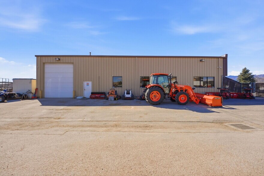 More Photos Of 1925 Aeroplaza Dr, Colorado Springs Warehouse For Lease