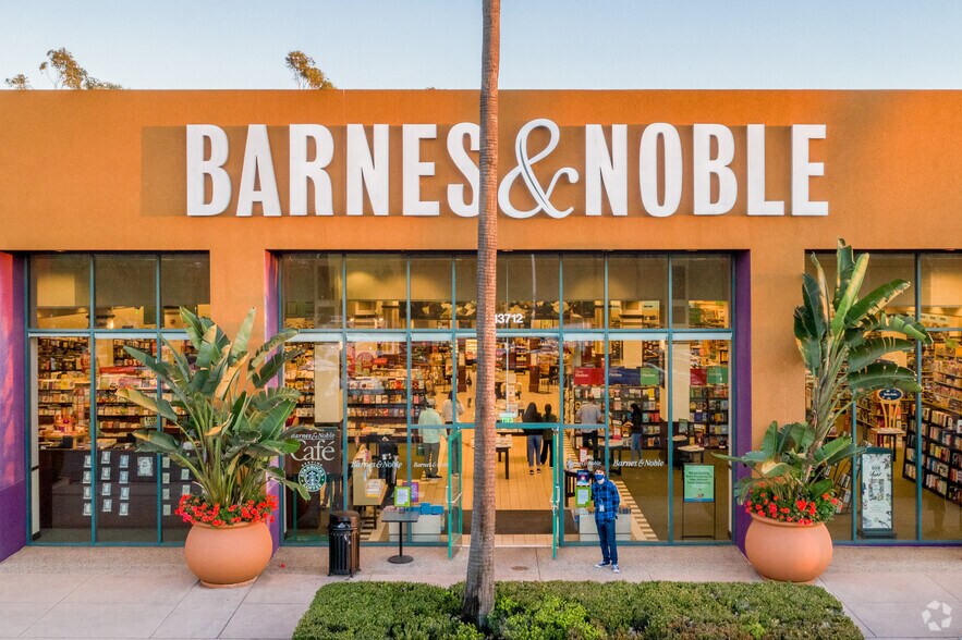More Photos Of 2915-3011 El Camino Real, Tustin Unknown For Lease
