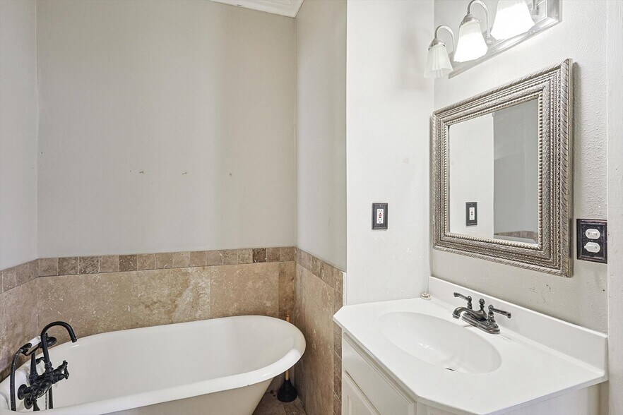 More Photos Of 111 S Pine St, Roanoke General Retail For Sale