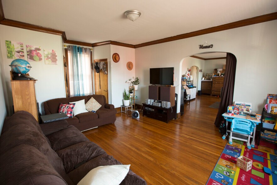 More Photos Of 49 Franklin St, Belleville General Retail For Sale