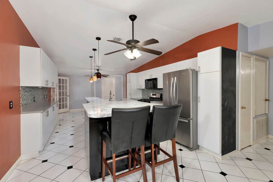 More Photos Of 7648 Broadview Dr, Houston Apartments For Sale