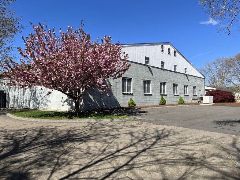 More Photos Of 393 Soundview Rd, Guilford Warehouse For Lease