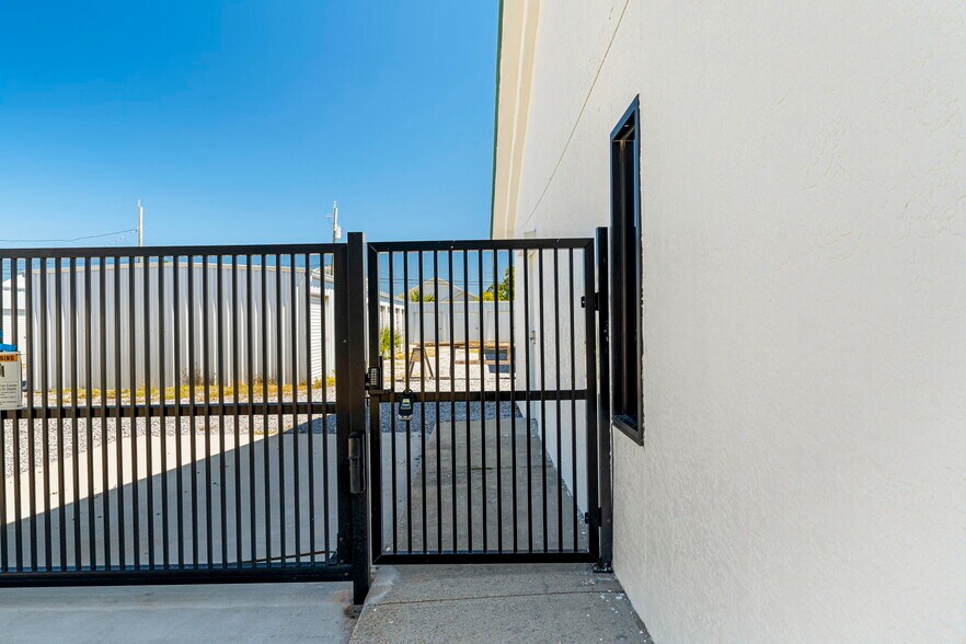 More Photos Of 6126 Thomas Dr, Panama City Self Storage For Sale