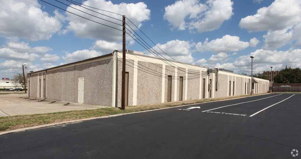 More Photos Of 2215 Mangum Rd, Houston Office For Sale