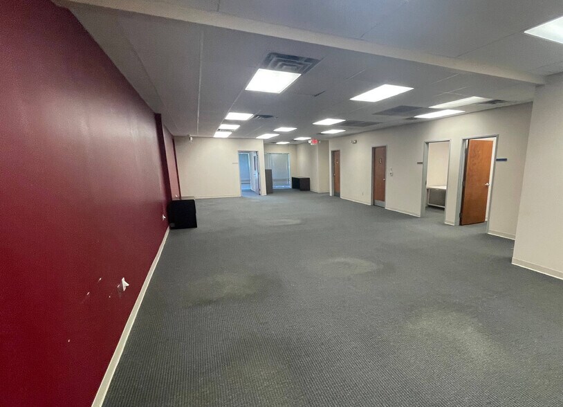 More Photos Of 10022 Lantern Rd, Fishers Flex For Sale