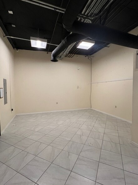 More Photos Of 4700 Panama Ln, Bakersfield Unknown For Lease