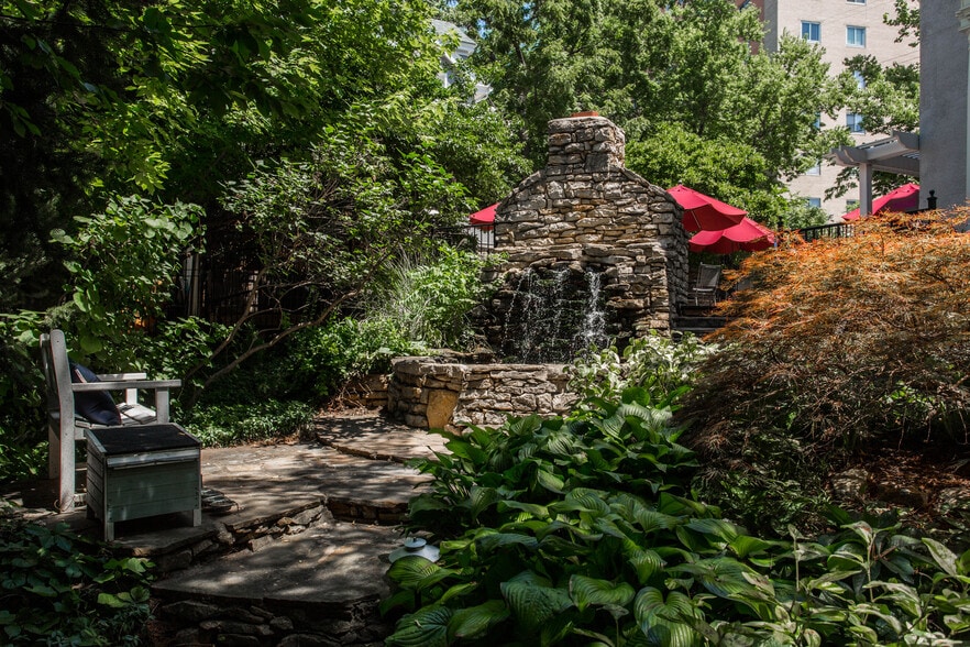 More Photos Of 116 E 46th St, Kansas City Hospitality For Sale