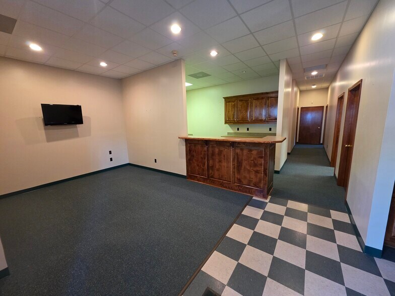 More Photos Of 16501 S Crater Rd, Petersburg Flex For Lease