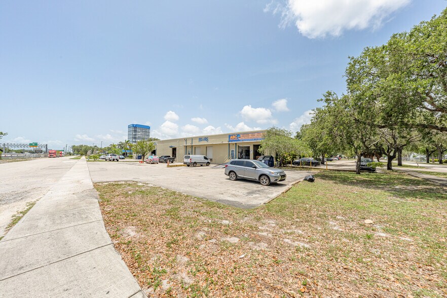 More Photos Of 4000 N 28th Ter, Hollywood Warehouse For Lease