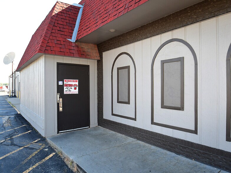 More Photos Of 7880-7890 L St, Omaha Auto Dealership For Sale