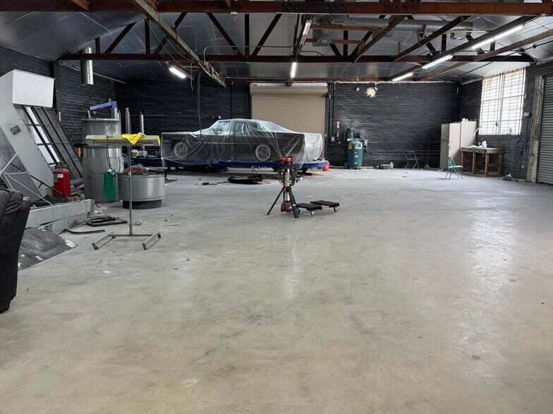 More Photos Of 2911 Winona Ave, Burbank Warehouse For Lease