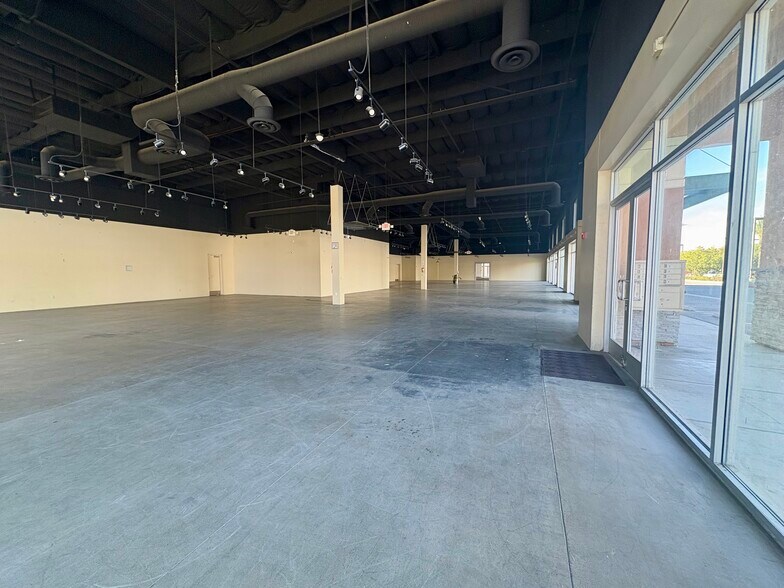 More Photos Of 39565 Avenida Acacias, Murrieta Storefront For Lease