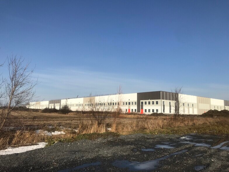 More Photos Of 812 Burton Rd, Vars Warehouse For Lease