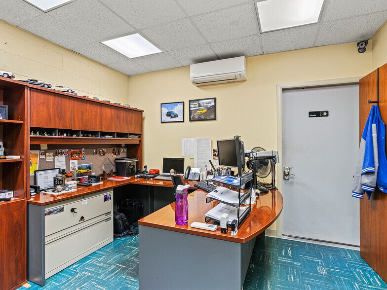 More Photos Of 1812 Victory Blvd, Glendale Flex For Sale