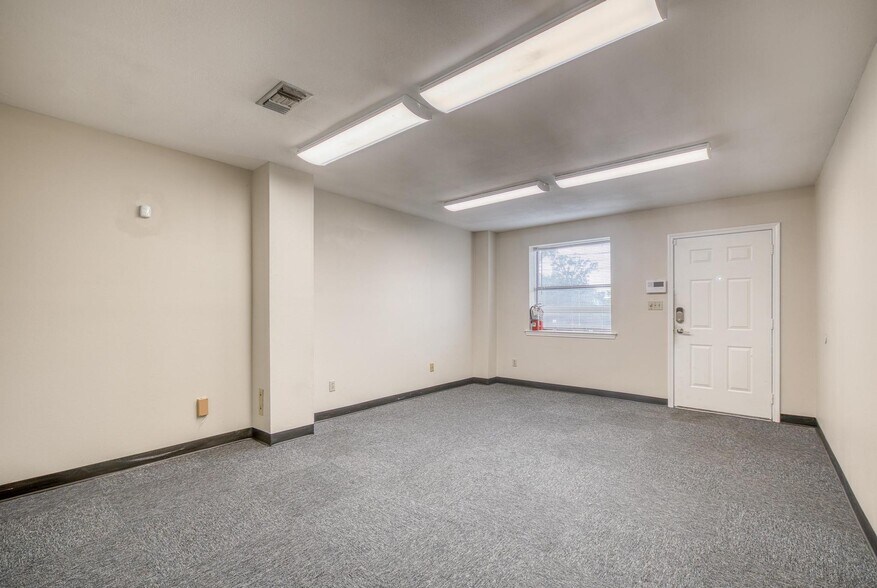 More Photos Of 1014 Creighton Rd, Pensacola Flex For Lease