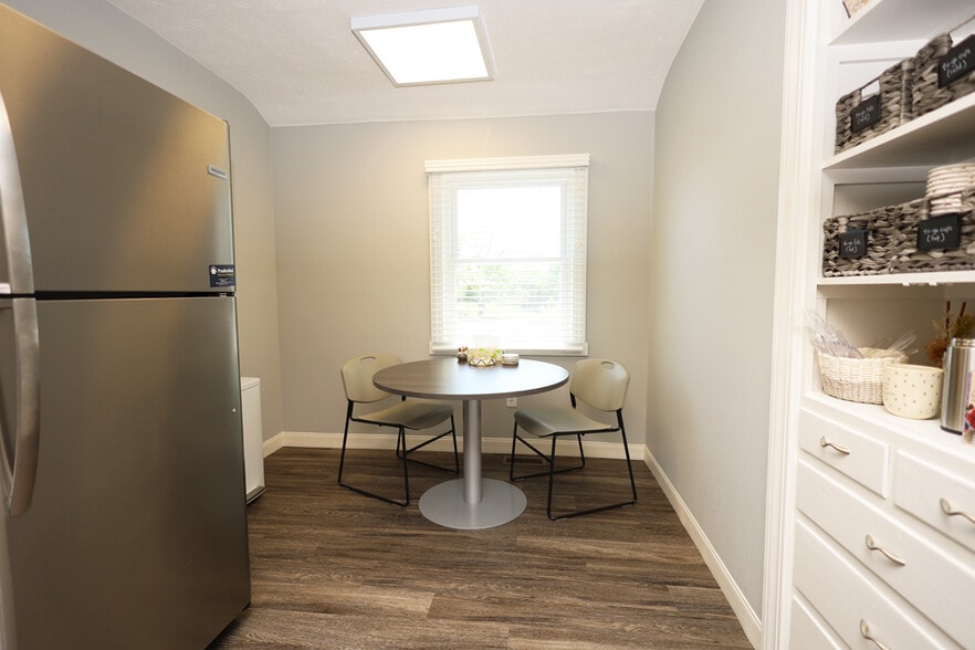 More Photos Of 235 W Franklin St, Centerville Storefront Retail Office For Lease