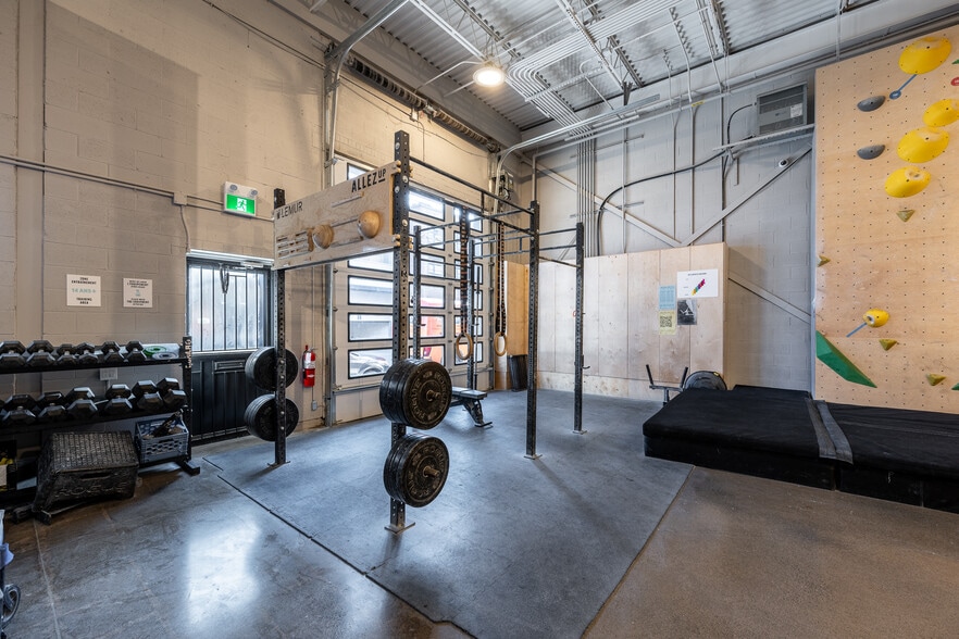 More Photos Of 5600 Av De Gaspé, Montréal Manufacturing For Sale